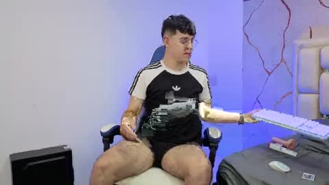 Ian  online show from April 8, 10:32 pm