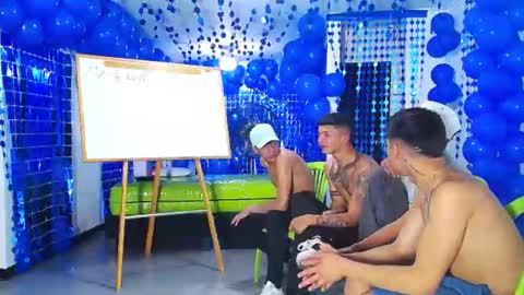 Snapshot of icevermilk chatting on December 13, 9:20 pm THOMAS AND DAMIAND online show from December 13, 9:20 pm