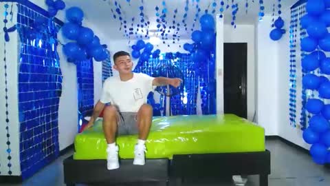 Snapshot of icevermilk chatting on December 26, 9:15 pm THOMAS AND DAMIAND online show from December 26, 9:15 pm