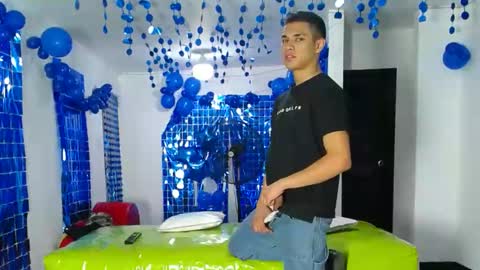 Snapshot of icevermilk chatting on December 29, 6:16 pm THOMAS AND DAMIAND online show from December 29, 6:16 pm