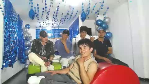 Snapshot of icevermilk chatting on February 6, 5:30 pm THOMAS AND DAMIAND online show from February 6, 5:30 pm