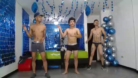 Snapshot of icevermilk chatting on February 13, 6:48 pm THOMAS AND DAMIAND online show from February 13, 6:48 pm