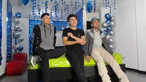 Snapshot of icevermilk chatting on February 14, 12:47 pm THOMAS AND DAMIAND online show from February 14, 12:47 pm