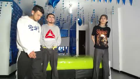 Snapshot of icevermilk chatting on March 3, 12:58 pm THOMAS AND DAMIAND online show from March 3, 12:58 pm