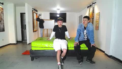 Snapshot of icevermilk chatting on November 18, 12:42 pm THOMAS AND DAMIAND online show from November 18, 12:42 pm