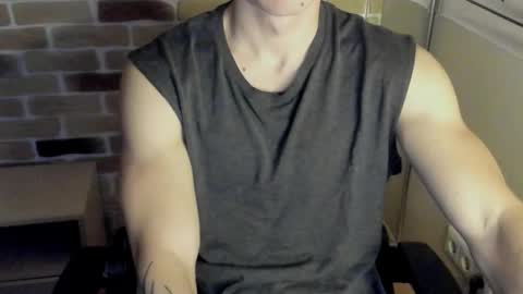 Snapshot of idkiww chatting on November 7, 7:25 pm yo online show from November 7, 7:25 pm