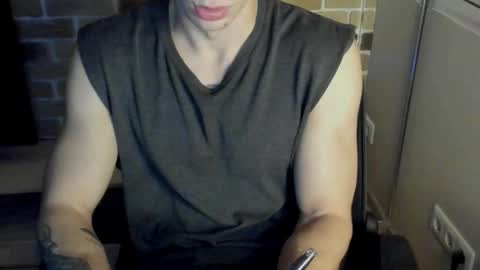 Snapshot of idkiww chatting on November 18, 8:24 pm yo online show from November 18, 8:24 pm