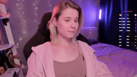 Mia online show from April 12, 10:09 am