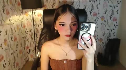 Snapshot of imyourlegalbaby chatting on February 4, 5:21 am Aki online show from February 4, 5:21 am