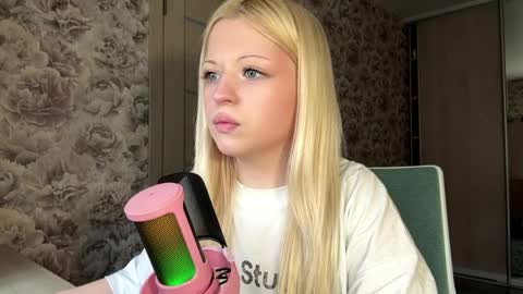 Lola online show from April 24, 11:34 am