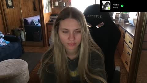 Snapshot of incognitoqueen chatting on December 3, 7:22 pm Carter online show from December 3, 7:22 pm