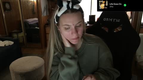 Snapshot of incognitoqueen chatting on December 13, 6:27 pm Carter online show from December 13, 6:27 pm