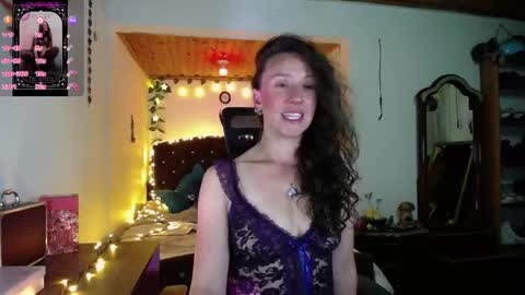 Snapshot of indigo_sativa chatting on November 26, 4:24 am Indigo Wild online show from November 26, 4:24 am