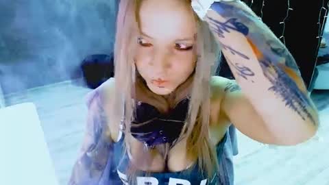 Snapshot of inesdesire chatting on October 1, 7:25 am InesDesire online show from October 1, 7:25 am