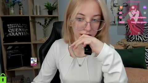 Mia online show from October 15, 2:39 pm