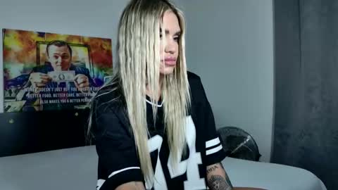 Snapshot of inna_sense chatting on October 22, 4:29 pm inna_sense online show from October 22, 4:29 pm