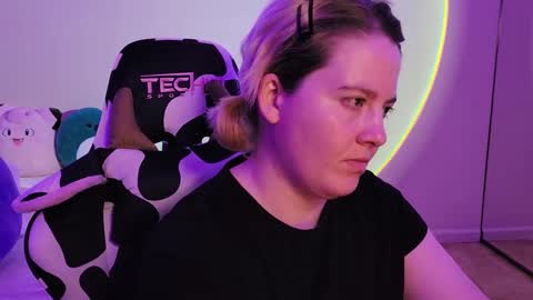 Snapshot of internetfairy_xo chatting on December 15, 6:26 pm Faye online show from December 15, 6:26 pm