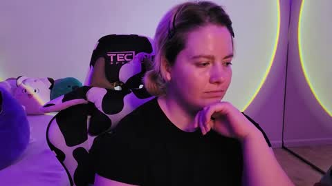 Snapshot of internetfairy_xo chatting on December 15, 9:31 pm Faye online show from December 15, 9:31 pm