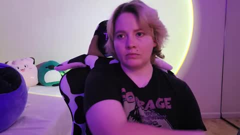 Snapshot of internetfairy_xo chatting on December 17, 7:48 pm Faye online show from December 17, 7:48 pm