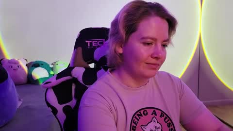 Snapshot of internetfairy_xo chatting on December 20, 8:12 pm Faye online show from December 20, 8:12 pm