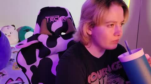 Snapshot of internetfairy_xo chatting on December 29, 1:56 am Faye online show from December 29, 1:56 am