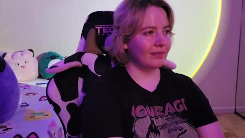 Snapshot of internetfairy_xo chatting on December 29, 4:59 am Faye online show from December 29, 4:59 am