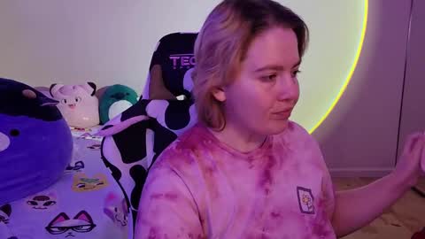 Snapshot of internetfairy_xo chatting on January 1, 2:42 pm Faye online show from January 1, 2:42 pm