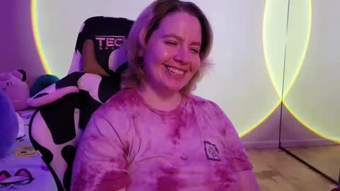 Snapshot of internetfairy_xo chatting on February 19, 4:34 am Faye online show from February 19, 4:34 am