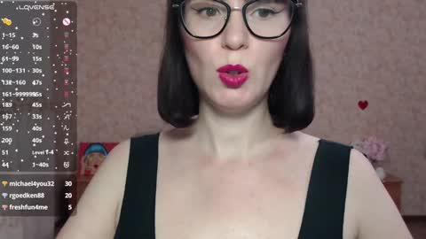 Snapshot of irenlarasani chatting on December 8, 9:02 am IrenLarasani online show from December 8, 9:02 am