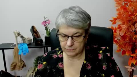 Snapshot of iris_xdesire chatting on December 3, 10:39 am I R I S online show from December 3, 10:39 am