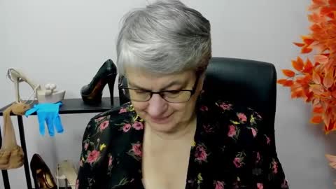 Snapshot of iris_xdesire chatting on December 4, 7:50 am I R I S online show from December 4, 7:50 am