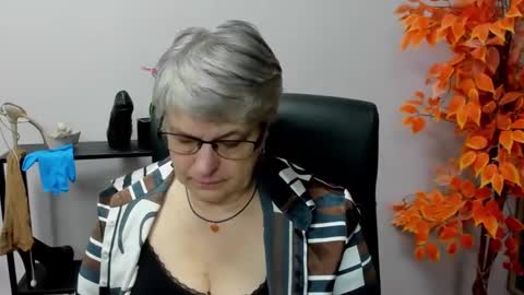 Snapshot of iris_xdesire chatting on December 11, 7:42 am I R I S online show from December 11, 7:42 am