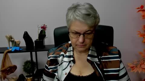 Snapshot of iris_xdesire chatting on December 17, 7:18 am I R I S online show from December 17, 7:18 am