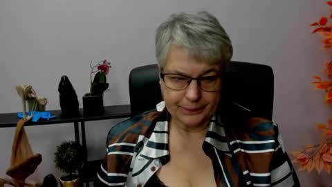 Snapshot of iris_xdesire chatting on December 17, 10:55 am I R I S online show from December 17, 10:55 am
