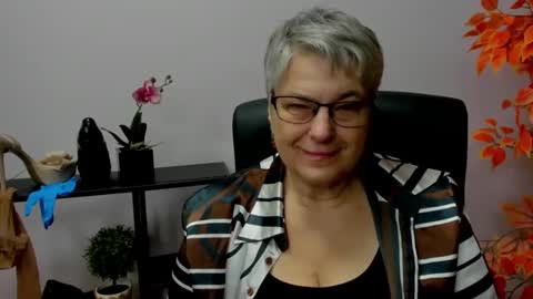 Snapshot of iris_xdesire chatting on December 18, 7:26 am I R I S online show from December 18, 7:26 am