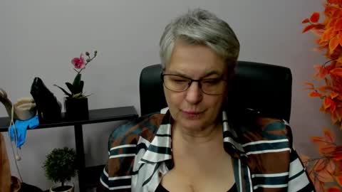 Snapshot of iris_xdesire chatting on December 18, 10:51 am I R I S online show from December 18, 10:51 am