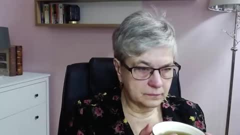 Snapshot of iris_xdesire chatting on December 23, 7:28 am I R I S online show from December 23, 7:28 am