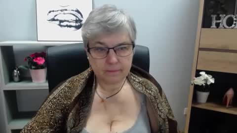 Snapshot of iris_xdesire chatting on January 17, 10:11 am I R I S online show from January 17, 10:11 am