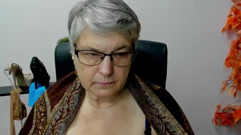 Snapshot of iris_xdesire chatting on January 22, 10:50 am I R I S online show from January 22, 10:50 am