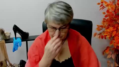 Snapshot of iris_xdesire chatting on February 4, 10:43 am I R I S online show from February 4, 10:43 am