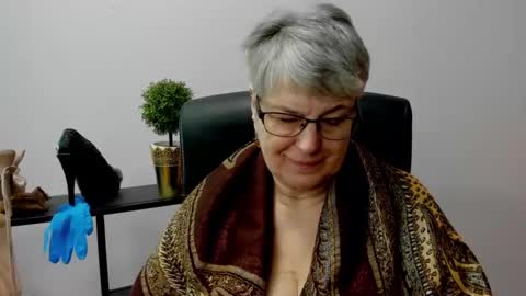 Snapshot of iris_xdesire chatting on February 17, 10:51 am I R I S online show from February 17, 10:51 am