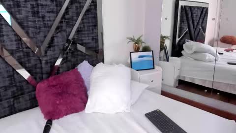 oIssaJonneso online show from February 19, 1:07 pm