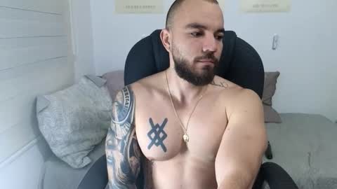 Snapshot of isaac_carter chatting on October 16, 11:00 am Isaac carter online show from October 16, 11:00 am