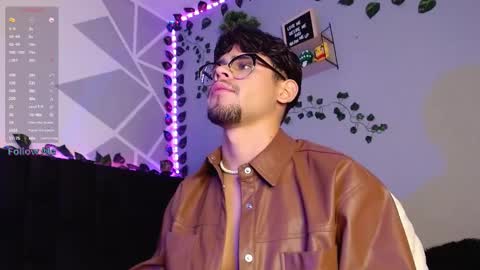 Snapshot of isaac_saenz chatting on December 4, 1:25 am Isaac Saenz. online show from December 4, 1:25 am