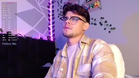 Snapshot of isaac_saenz chatting on December 8, 4:46 am Isaac Saenz. online show from December 8, 4:46 am