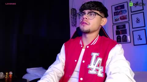 Snapshot of isaac_saenz chatting on December 4, 12:31 am Isaac Saenz. online show from December 4, 12:31 am