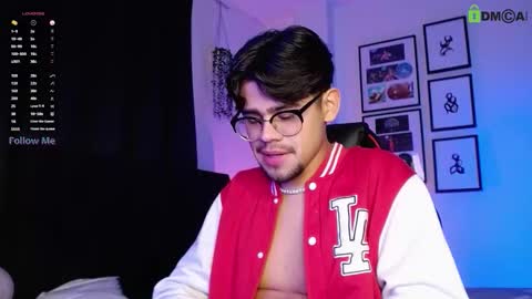 Snapshot of isaac_saenz chatting on December 13, 11:43 pm Isaac Saenz. online show from December 13, 11:43 pm