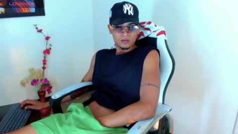 Snapshot of isaacas chatting on November 12, 12:27 pm Isaacas online show from November 12, 12:27 pm