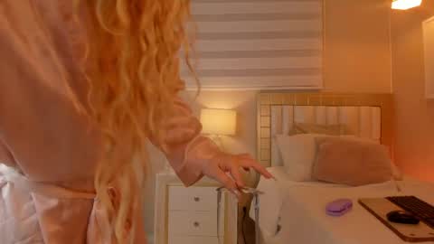 isabela__x online show from June 8, 11:32 am
