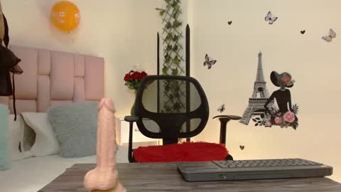 Snapshot of isabela_ferrer_ chatting on December 3, 1:10 pm I S A online show from December 3, 1:10 pm